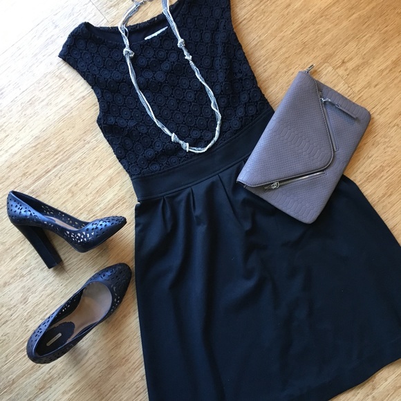 Banana Republic Dresses & Skirts - BANANA REPUBLIC black cotton & lace dress Size 6